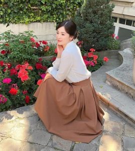 图片[6]-跟明星学穿搭——白衬衫+半身群，高级又洋气-muzimeixue